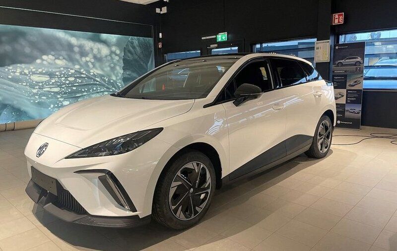 Vit Begagnad 2023 MG MG4 EV Luxury Halvkombi | 329 900 kr - Bild 1/4
