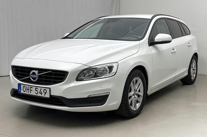 Vit Begagnad 2017 Volvo V60 Kinetic Kombi | 136 500 kr (Superpris) - Bild 1/4