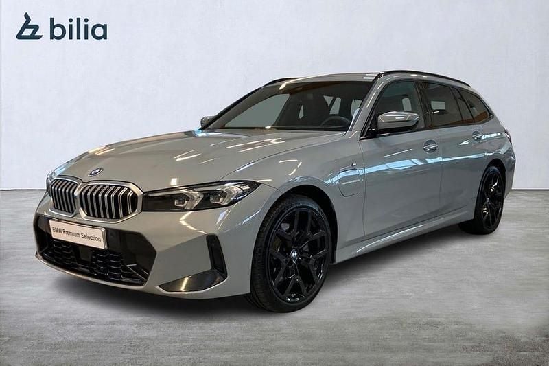 Grå Begagnad 2025 BMW 330 M Sport Kombi | 539 000 kr - Bild 1/4