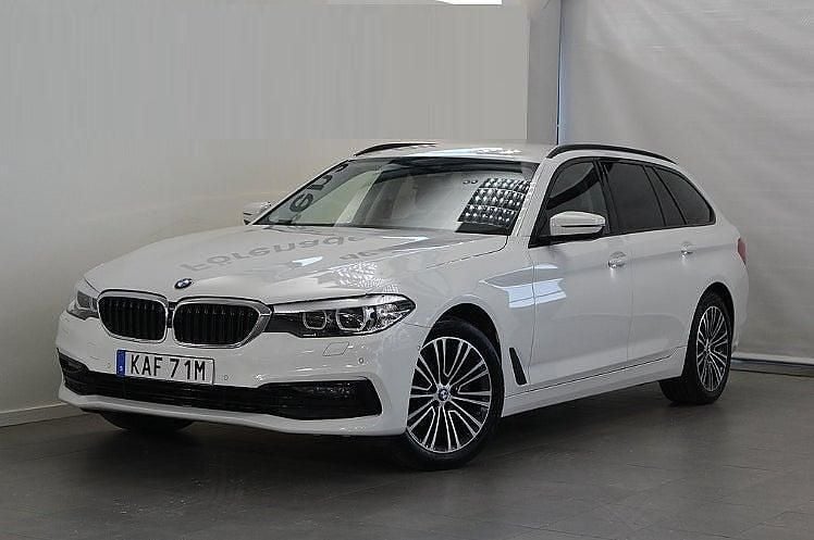 Alpinweiss iii (300) Begagnad 2020 BMW 520 Sport Line Kombi | 269 900 kr (Marknadspris) - Bild 1/4