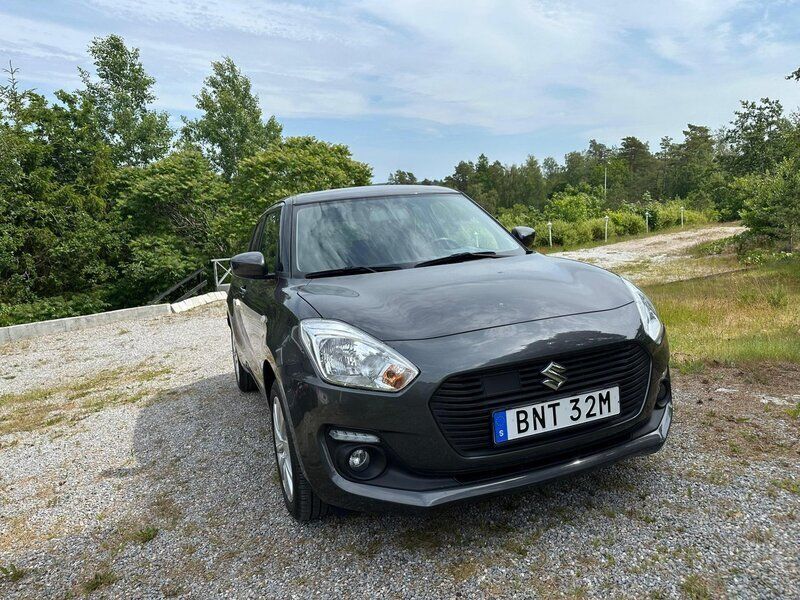 Grå Begagnad 2019 Suzuki Swift Halvkombi | 149 000 kr (Marknadspris) - Bild 1/4