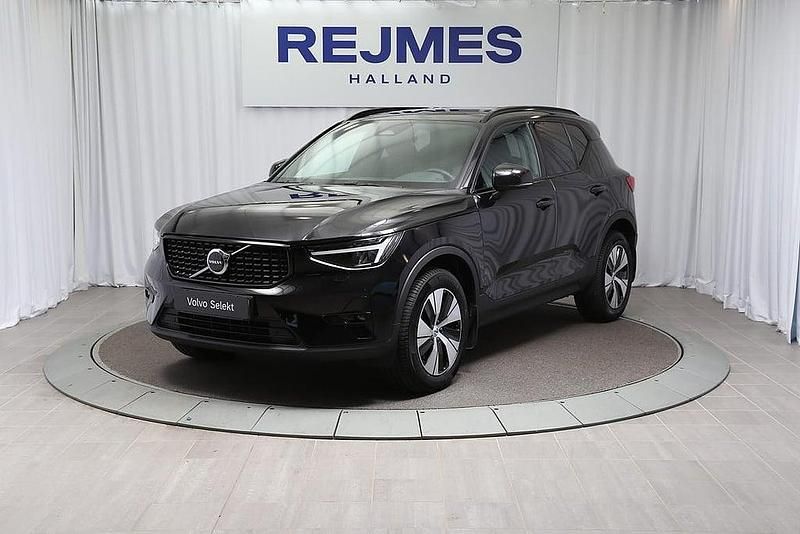 Svart Begagnad 2024 Volvo XC40 Plus SUV | 389 500 kr (Marknadspris) - Bild 1/4