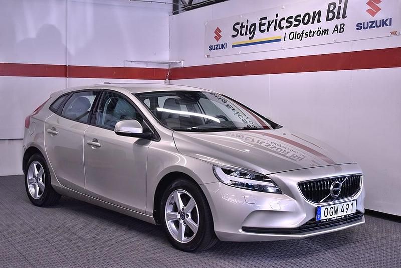Begagnad Volvo V40 Momentum 122 HK (89 kW) 2016 Brun Halvkombi