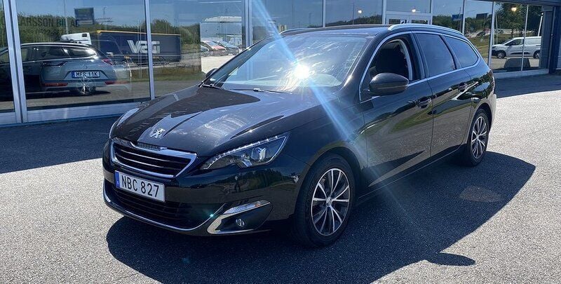 Svart (svart metalliclack) Begagnad 2016 Peugeot 308 Allure Kombi | 117 500 kr (Bra pris) - Bild 1/4