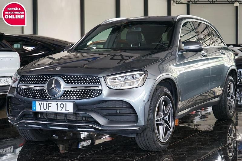Grå Begagnad 2022 Mercedes GLC300e AMG SUV | 349 500 kr (Marknadspris) - Bild 1/4