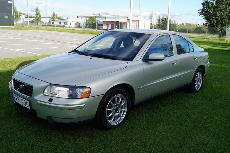 Brun Begagnad 2006 Volvo S60 Kinetic Sedan | 26 900 kr (Marknadspris) - Bild 1/4