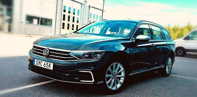 Mörkgrå Begagnad 2021 VW Passat GTE Kombi | 184 900 kr (Marknadspris) - Bild 1/4