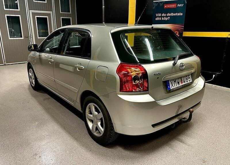 Begagnad Toyota Corolla 110 HK (80 kW) 2005 Silver Halvkombi
