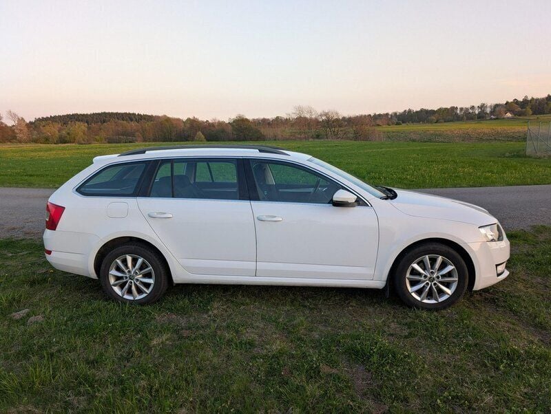 Vit Begagnad 2014 Skoda Octavia Ambition Kombi | 82 500 kr (Marknadspris) - Bild 1/4