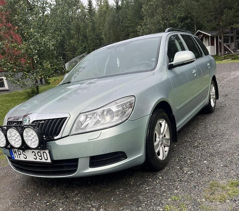 Grön Begagnad 2011 Skoda Octavia Ambiente Kombi | 40 000 kr (Superpris) - Bild 1/3