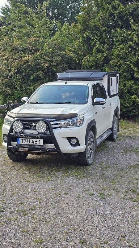 Vit Begagnad 2017 Toyota HiLux Pickup | 255 000 kr (Marknadspris) - Bild 1/4