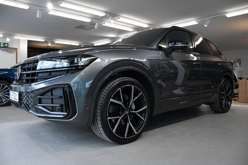 Svart Ny 2025 VW Touareg R-line SUV | 889 900 kr (Superpris) - Bild 1/3