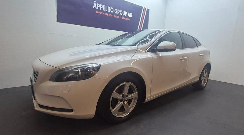 Vit Begagnad 2014 Volvo V40 Kombi | 139 999 kr (Marknadspris) - Bild 1/4