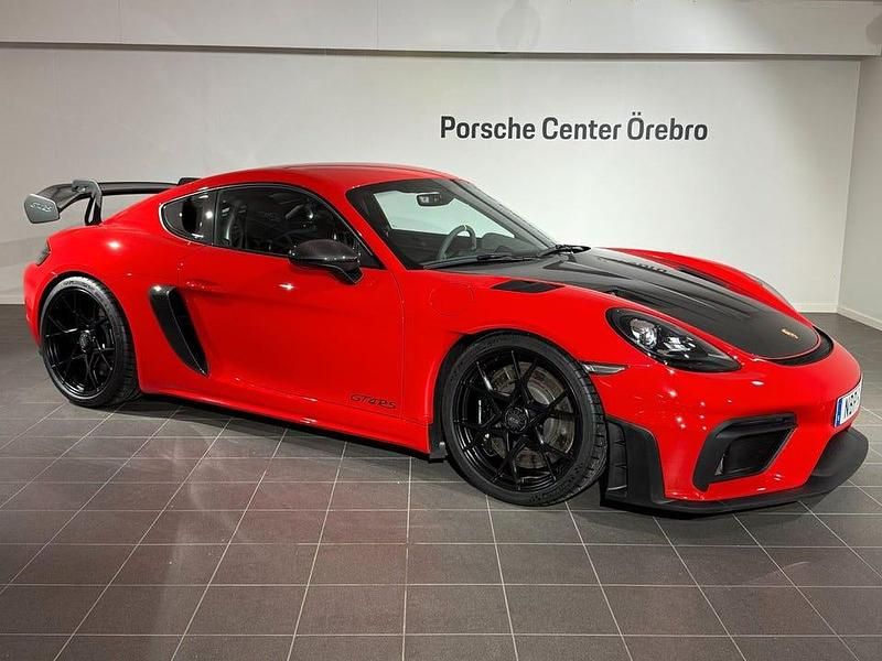 Röd Begagnad 2023 Porsche 718 Cayman GT4 Sportkupé | 1 599 000 kr (Marknadspris) - Bild 1/4