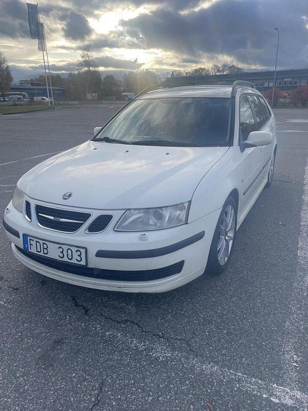 Vit Begagnad 2007 Saab 9-3 Linear Kombi | 25 000 kr (Marknadspris) - Bild 1/4