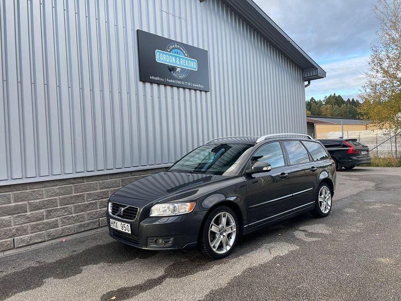Grå (gråmetallic) Begagnad 2010 Volvo V50 Summum Kombi | 79 900 kr (Dyr) - Bild 1/4