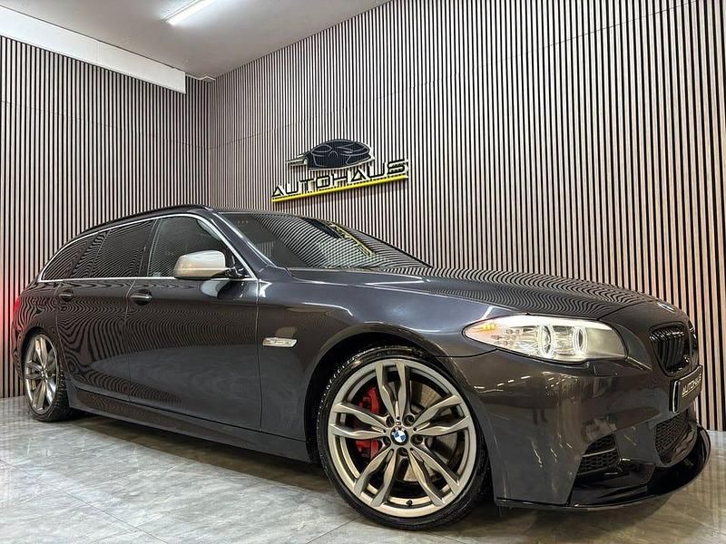Grå Begagnad 2012 BMW M550 M Performance Sedan | 269 900 kr (Marknadspris) - Bild 1/4