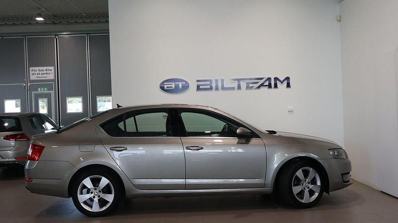 Begagnad Skoda Octavia Elegance 105 HK (77 kW) 2015 Ljusbrun Halvkombi