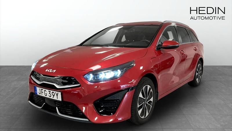 Röd (red) Begagnad 2022 Kia Ceed Sportswagon 4 Kombi | 259 900 kr (Marknadspris) - Bild 1/4