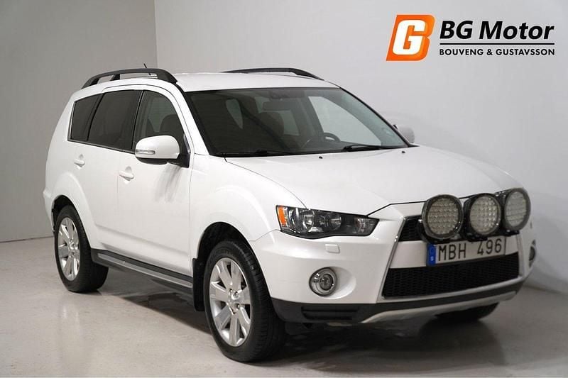 Vit Begagnad 2011 Mitsubishi Outlander Comfort Edition SUV | 79 800 kr (Marknadspris) - Bild 1/4