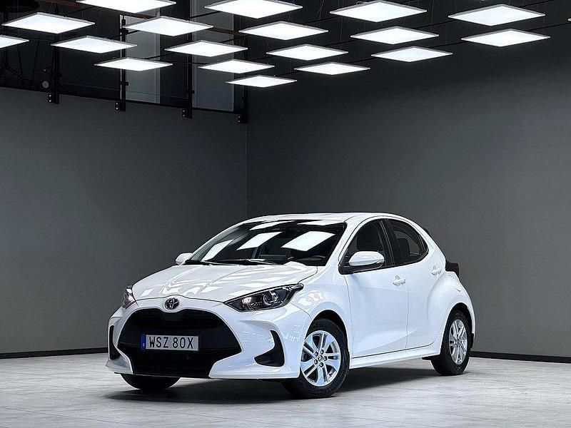 Vit Begagnad 2021 Toyota Yaris Hybrid Active Halvkombi | 219 900 kr (Lite dyr) - Bild 1/3
