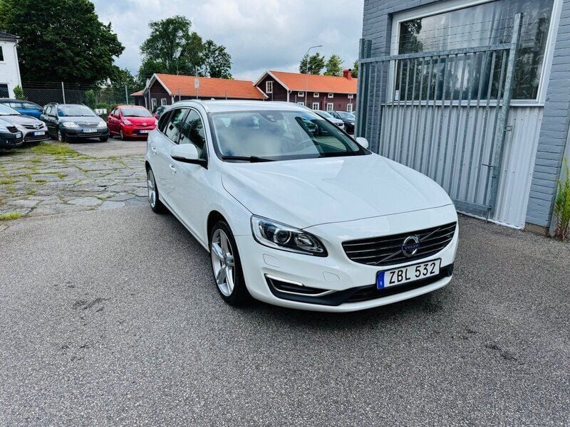 Vit Begagnad 2017 Volvo V60 Standard Kombi | 199 900 kr (Marknadspris) - Bild 1/4