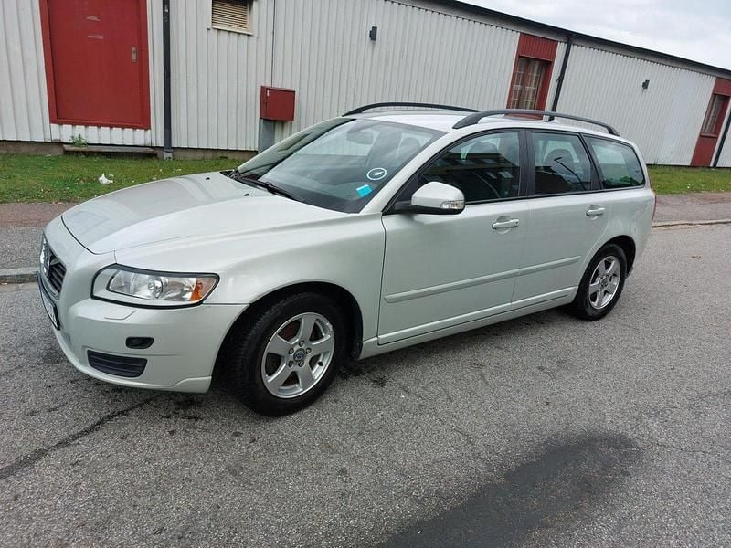 Vit Begagnad 2011 Volvo V50 Kinetic Kombi | 54 000 kr (Marknadspris) - Bild 1/4