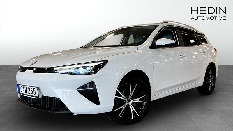 Vit (white) Begagnad 2022 MG MG5 EV Kombi | 224 900 kr (Marknadspris) - Bild 1/4