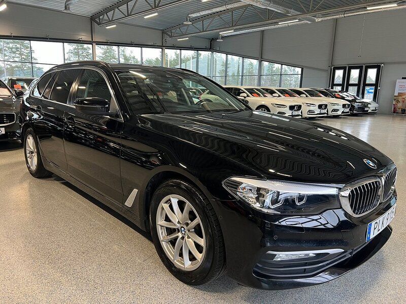 Svart Begagnad 2017 BMW 520 Kombi | 229 900 kr (Marknadspris) - Bild 1/4