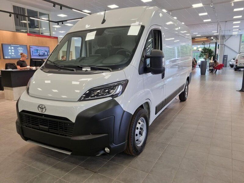 Vit Ny 2024 Toyota Proace Comfort Van | 599 000 kr - Bild 1/4