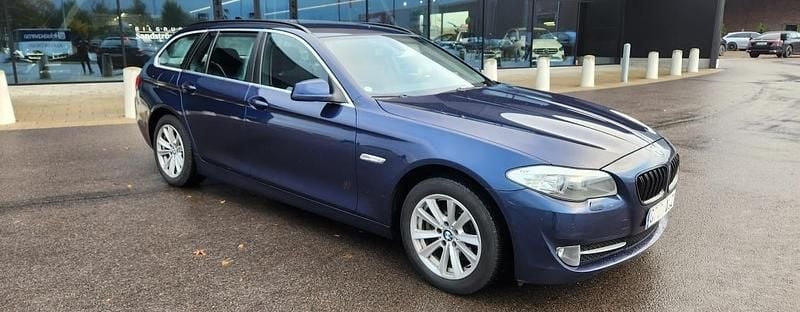Blå Begagnad 2011 BMW 520 Kombi | 69 999 kr (Superpris) - Bild 1/3