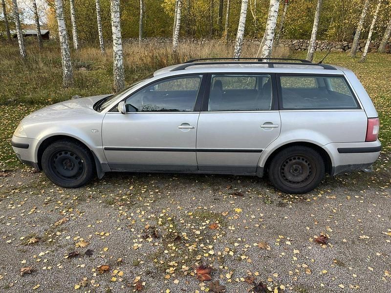 Silver Begagnad 2004 VW Passat Comfortline Kombi | 7 500 kr (Marknadspris) - Bild 1/4