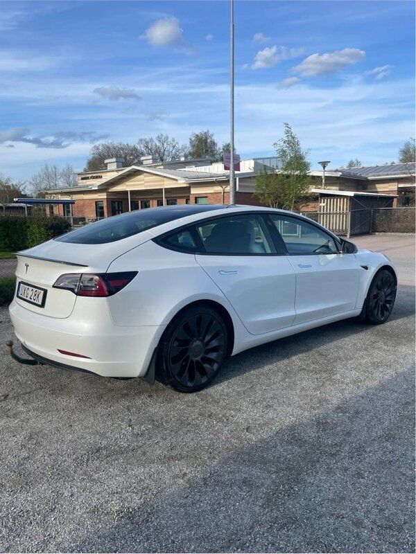 Vit Begagnad 2020 Tesla Model 3 Long Range Sedan | 295 000 kr (Dyr) - Bild 1/4