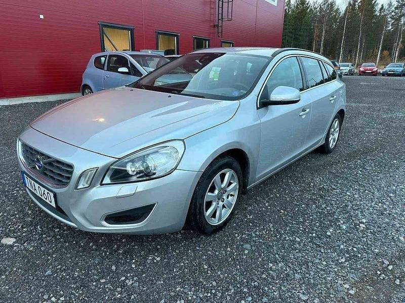 Ljusgrå (grå) Begagnad 2013 Volvo V60 Momentum Kombi | 86 900 kr (Marknadspris) - Bild 1/4