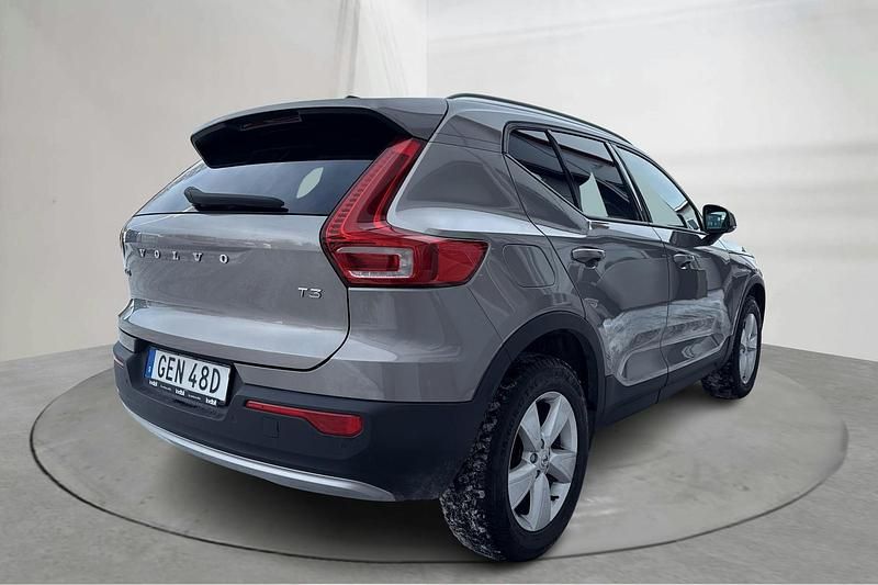 Begagnad Volvo XC40 Momentum 163 HK (119 kW) 2022 Grå SUV