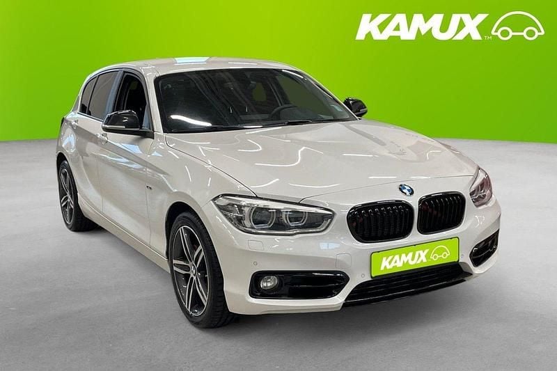 Vit Begagnad 2016 BMW 118 Sport Line Halvkombi | 129 700 kr (Bra pris) - Bild 1/3
