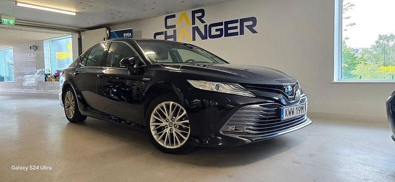 Svart Begagnad 2020 Toyota Camry Hybrid Executive Sedan | 199 900 kr (Marknadspris) - Bild 1/4