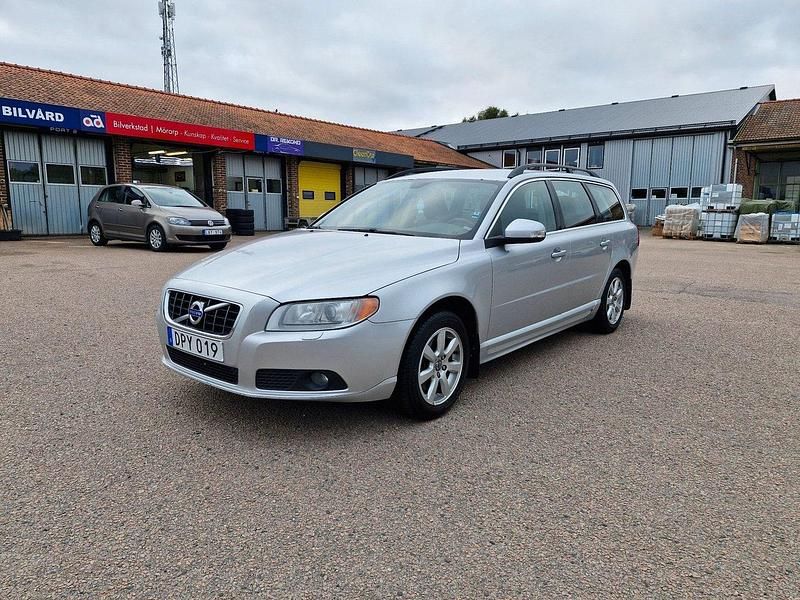 Ljusgrå Begagnad 2010 Volvo V70 Momentum Kombi | 69 499 kr (Bra pris) - Bild 1/4