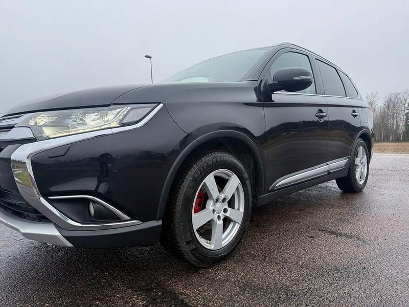 Begagnad Mitsubishi Outlander 150 HK (110 kW) 2016 Svart SUV