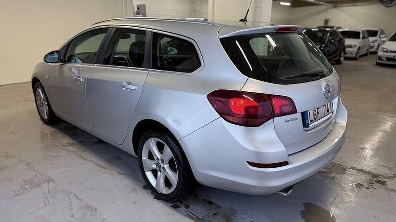 Begagnad Opel Astra Enjoy 140 HK (102 kW) 2011 Grå Kombi