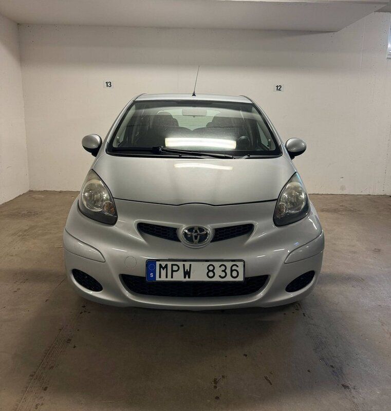 Silver Begagnad 2011 Toyota Aygo Halvkombi | 29 900 kr (Bra pris) - Bild 1/4