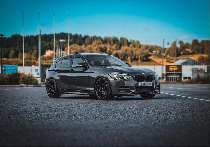 Grå Begagnad 2013 BMW M135 Sport Line Halvkombi | 247 000 kr (Lite dyr) - Bild 1/4