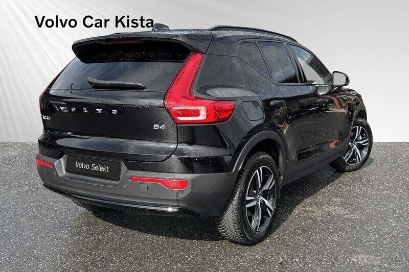 Svart Begagnad 2023 Volvo XC40 Plus SUV | 389 900 kr (Marknadspris) - Bild 1/4