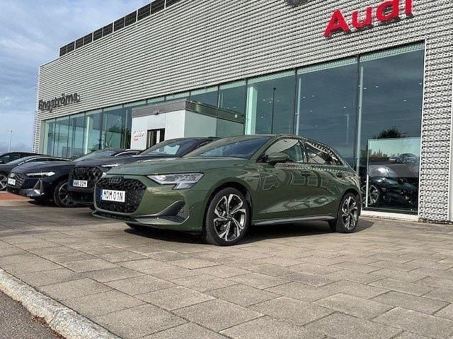 Distriktgrön metallic Begagnad 2024 Audi A3 Advanced Plus Halvkombi | 319 000 kr - Bild 1/1