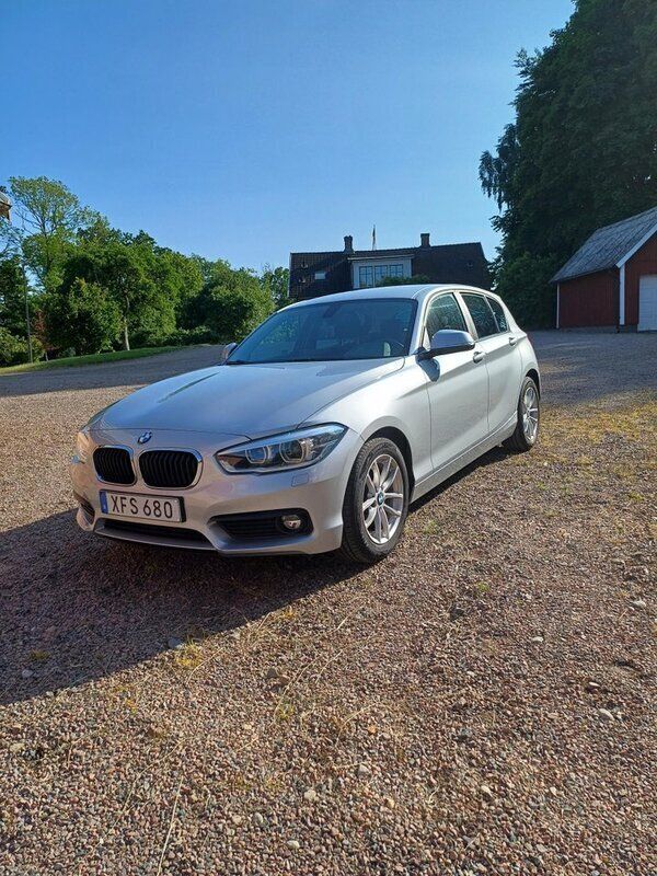 Silver Begagnad 2017 BMW 118 Advantage Halvkombi | 145 000 kr (Bra pris) - Bild 1/4