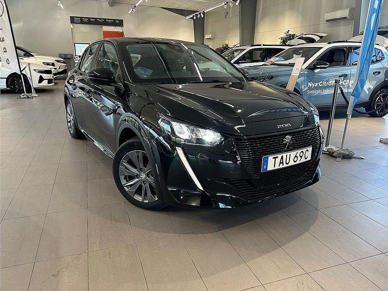 Svart Begagnad 2022 Peugeot e-208 Active Halvkombi | 179 900 kr (Marknadspris) - Bild 1/4