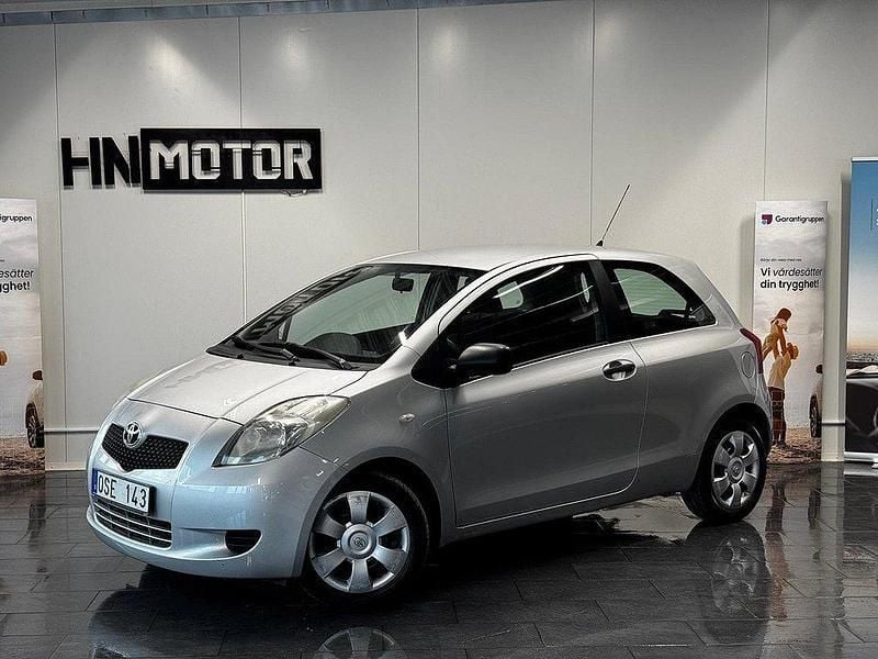Silver Begagnad 2006 Toyota Yaris Halvkombi | 32 900 kr (Bra pris) - Bild 1/4