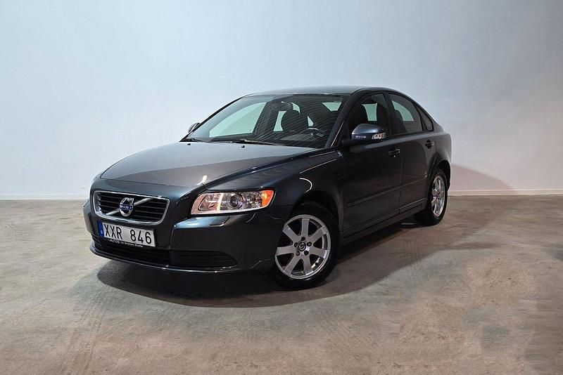 Grå Begagnad 2012 Volvo S40 Kinetic Sedan | 109 900 kr (Dyr) - Bild 1/3