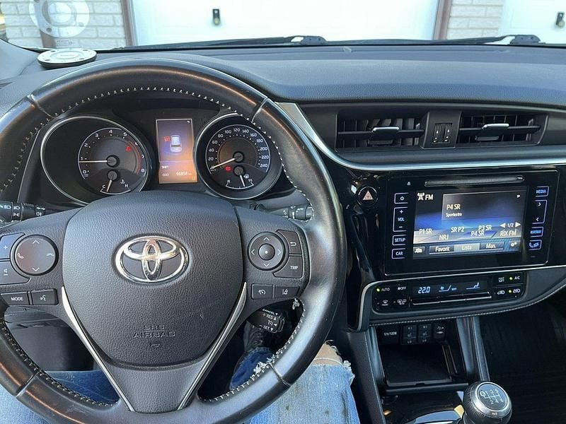 Vit Begagnad 2017 Toyota Auris Comfort Halvkombi | 143 000 kr (Marknadspris) - Bild 1/4