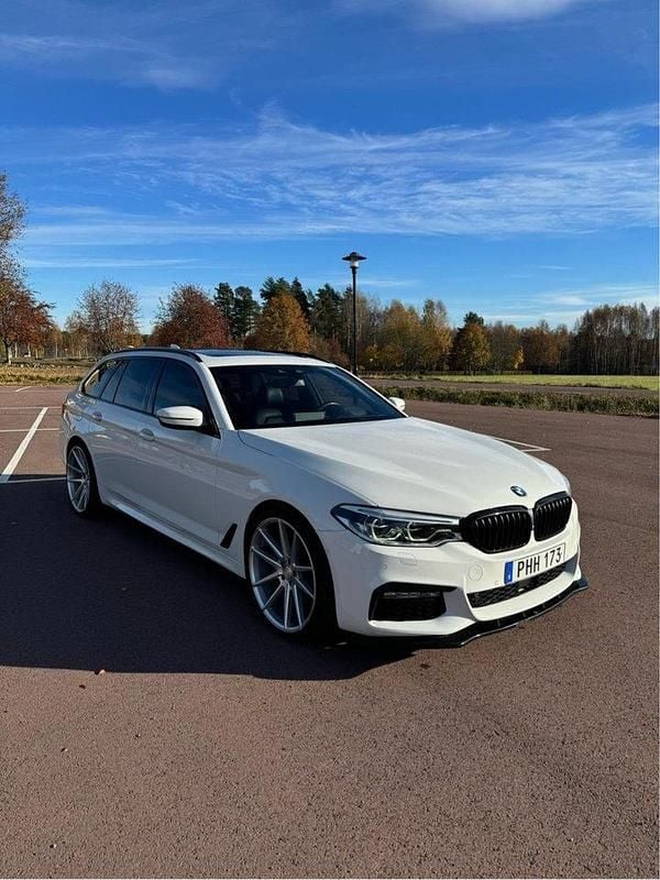 Vit Begagnad 2018 BMW 530 M Sport Kombi | 330 000 kr (Marknadspris) - Bild 1/4